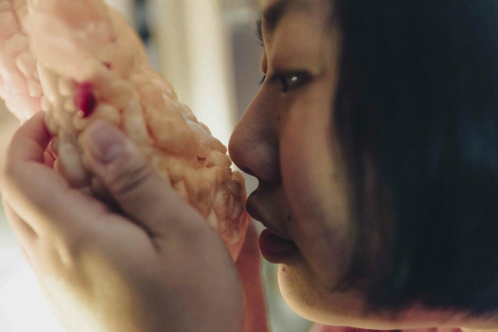 金片子大賽獲獎作品《她》劇照，主角陳濡吃著生苦瓜來結束單戀。